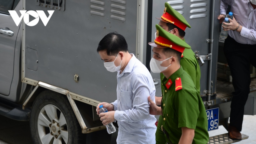 Tuyên án vụ "chuyến bay giải cứu": Bị cáo Phạm Trung Kiên cúi gằm mặt khi vào tòa