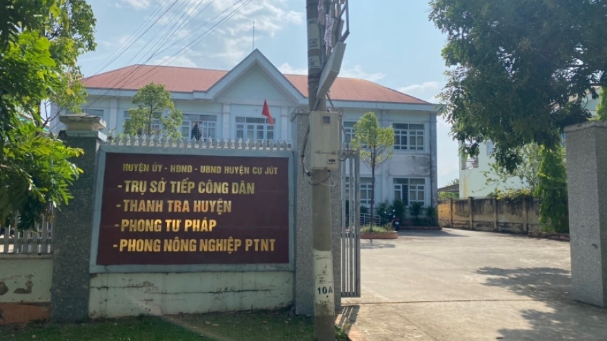 Trưởng phòng tư pháp huyện ở Đắk Nông bị cách chức vì ăn trộm cây hoa giấy
