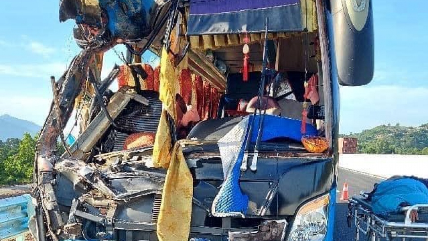 Xe khách mất lái tông xe tải trên cao tốc Nha Trang - Cam Lâm, 2 người tử vong