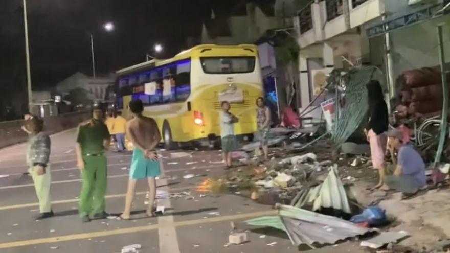 Xe khách mất lái tông vào 9 nhà dân ven Quốc lộ 1A ở Bình Thuận