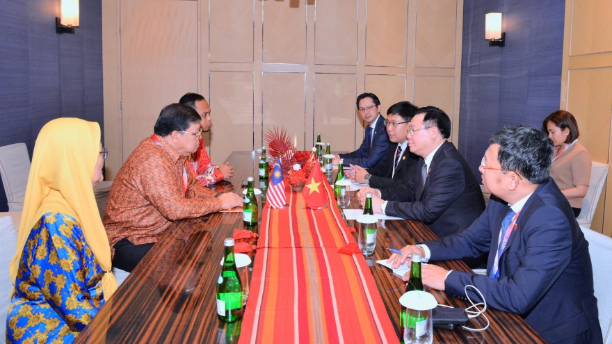Chủ tịch Quốc hội Vương Đình Huệ gặp Chủ tịch Hạ viện Malaysia
