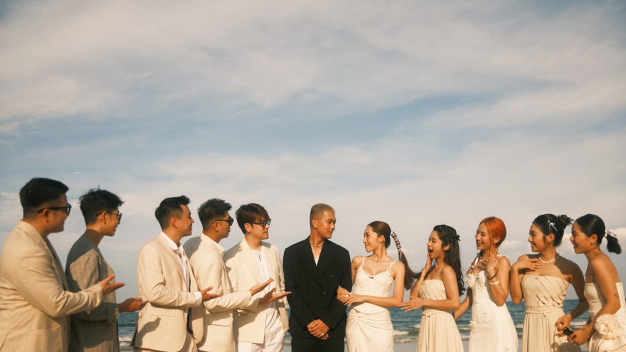 BigDaddy - Emily tổ chức đám cưới đơn giản bên bờ biển