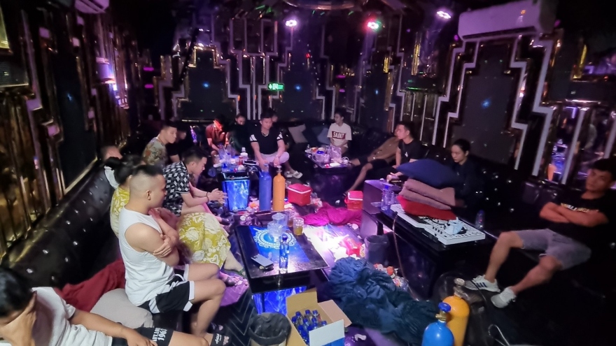 Bắt quả tang nhóm nam nữ “thác loạn” trong quán karaoke