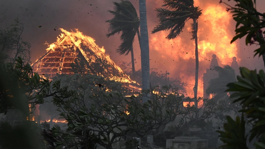 Cảnh tượng như ngày tận thế khi cháy rừng thiêu rụi thị trấn nghỉ dưỡng ở Hawaii
