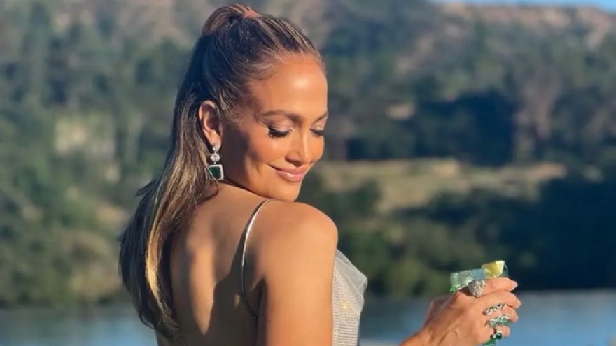 Sắc vóc nóng bỏng của Jennifer Lopez ở tuổi 54