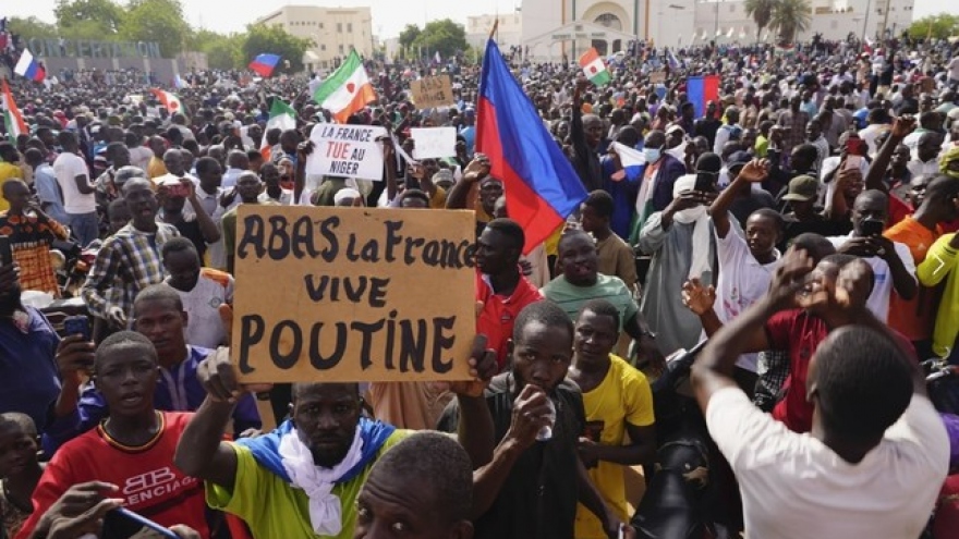 Niger biểu tình ủng hộ phe đảo chính, Pháp hoàn tất sơ tán công dân