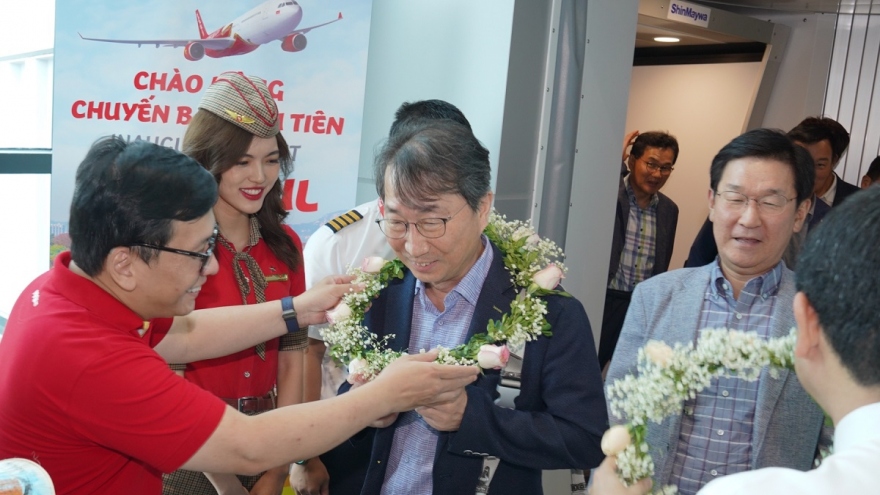 Vietjet đưa những du khách Hàn Quốc đầu tiên đến với nhà ga mới Phú Bài (Huế)