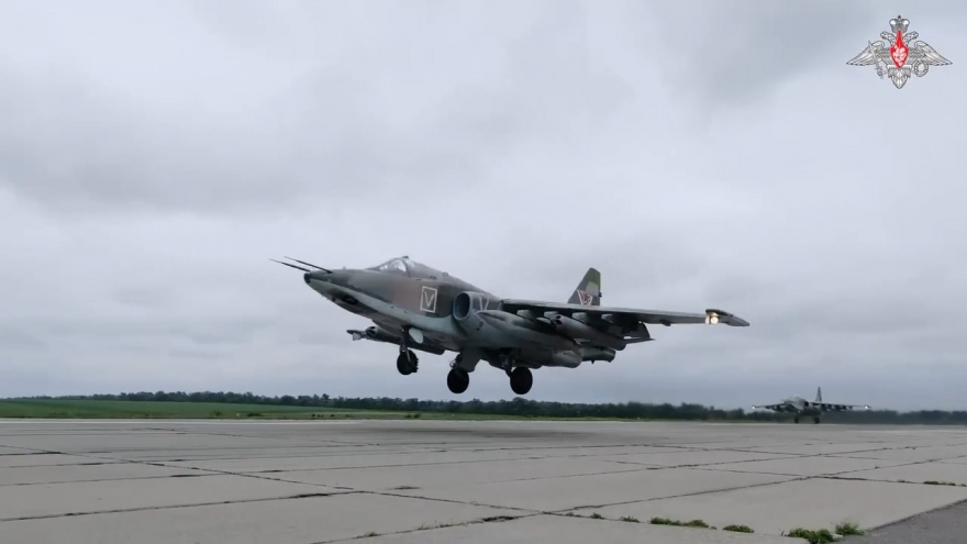 Cặp Su-25SM của Nga bay cực thấp, bắn tên lửa vào mục tiêu Ukraine