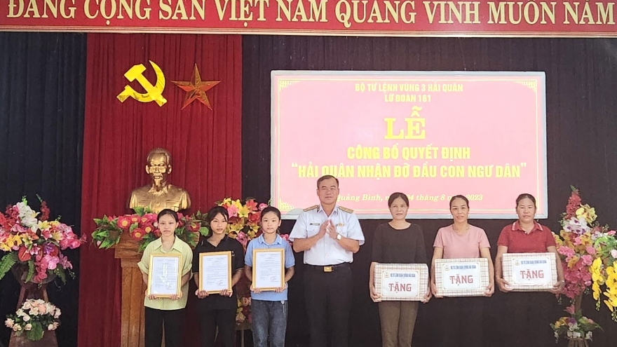 Lữ đoàn 161 Vùng 3 Hải quân nhận đỡ đầu con ngư dân tại Quảng Bình