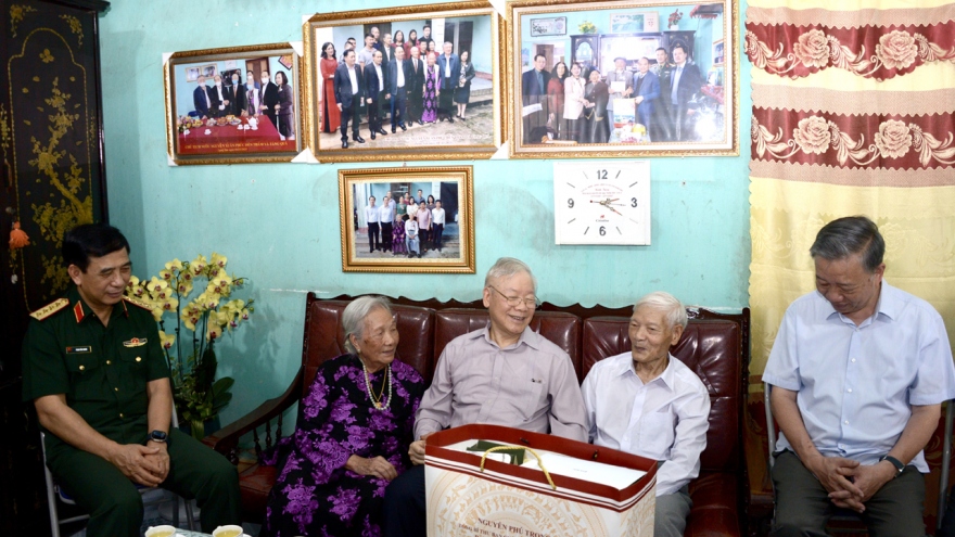 Tổng Bí thư thăm hỏi tặng quà một số gia đình chính sách tại Lạng Sơn