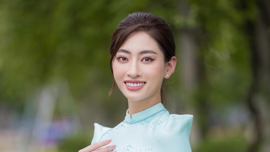 Hoa hậu Lương Thùy Linh khoe dáng thon với áo dài cách điệu