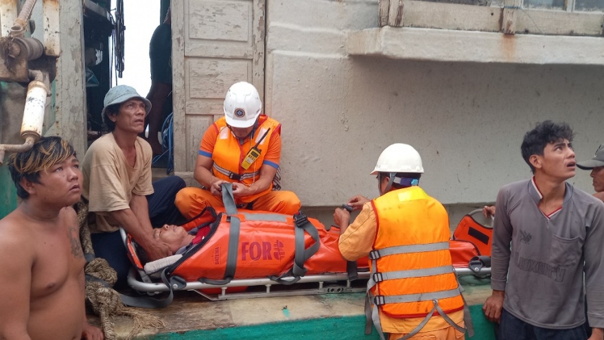 Cấp cứu ngư dân bị tai biến trên biển vào Côn Đảo chữa trị