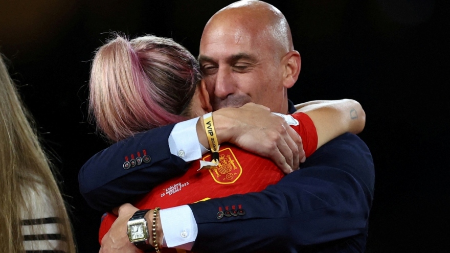 Chủ tịch LĐBĐ Tây Ban Nha từ chức sau vụ ôm hôn nữ cầu thủ