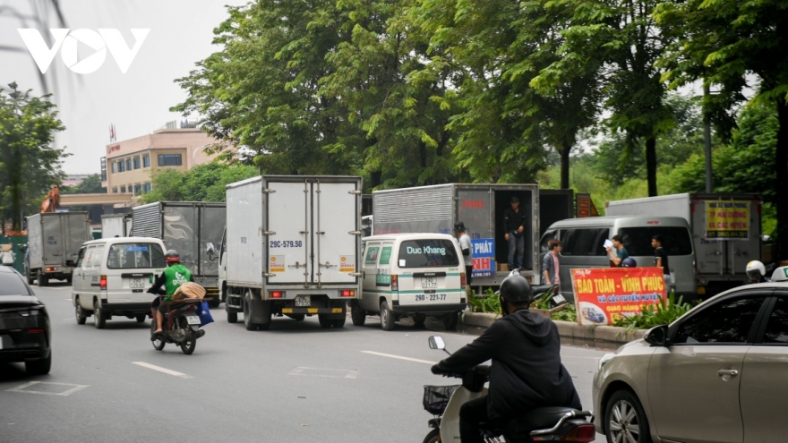 Vì sao không thể xử lý dứt điểm bến xe trái phép trên đại lộ nghìn tỉ ở Hà Nội?