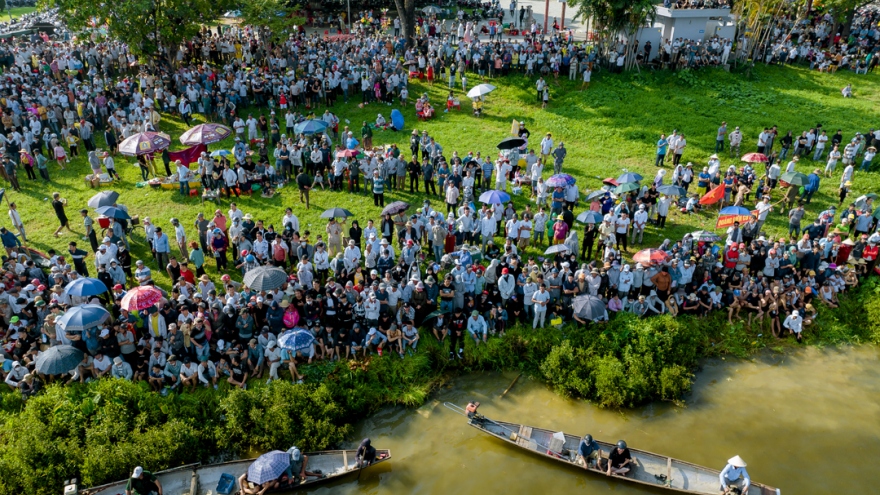 Đông nghịt người dân cổ vũ đua thuyền ngày Quốc khánh bên dòng Hương Giang