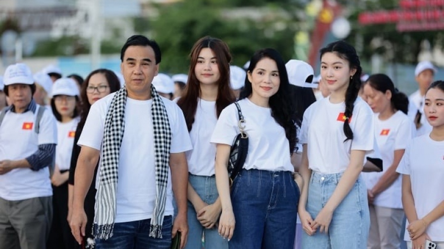 Hai con gái Quyền Linh nổi bật trên đường phố Nha Trang