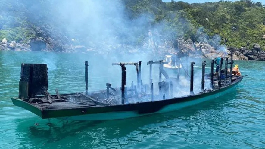 Một chiếc ghe chở 3 người bốc cháy trên biển Cù Lao Chàm