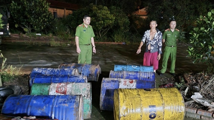 Thu giữ 2.000 lít dầu máy không rõ nguồn gốc ở Quảng Ninh