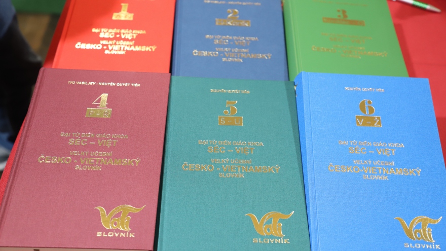 Kỷ niệm 10 năm ra mắt tập đầu tiên bộ Đại từ điển giáo khoa Séc - Việt