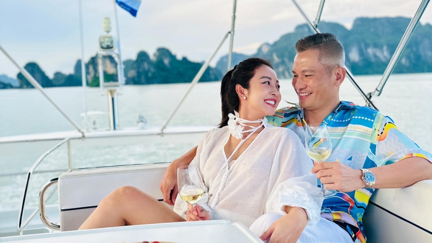Khoảnh khắc ngọt ngào của vợ chồng Jennifer Phạm trên du thuyền ở Vịnh Hạ Long