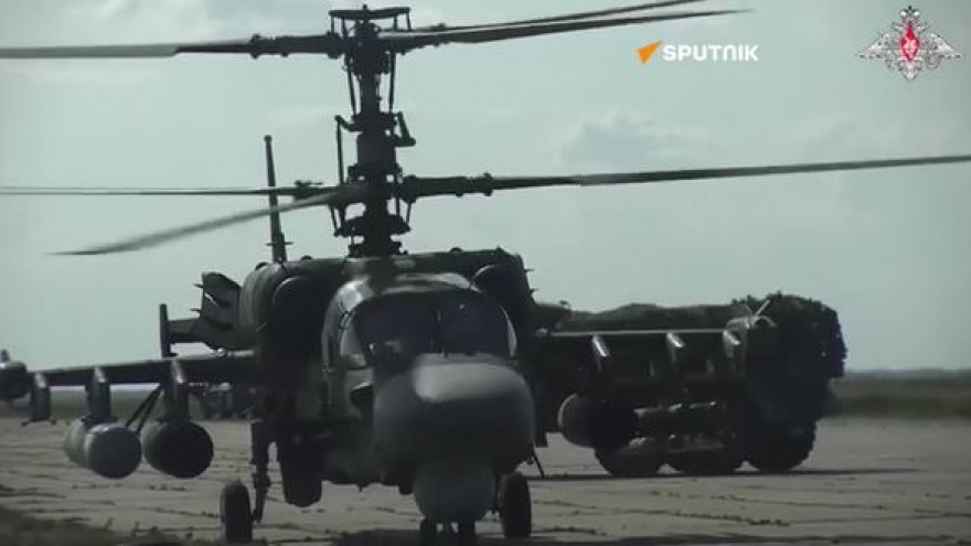 "Cá sấu" Ka-52 của Nga phá hủy trung tâm kiểm soát và xe bọc thép Ukraine