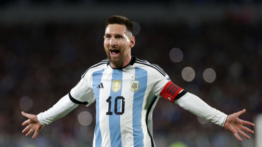 Siêu phẩm đá phạt trước Ecuador đưa Messi chạm cột mốc kỷ lục
