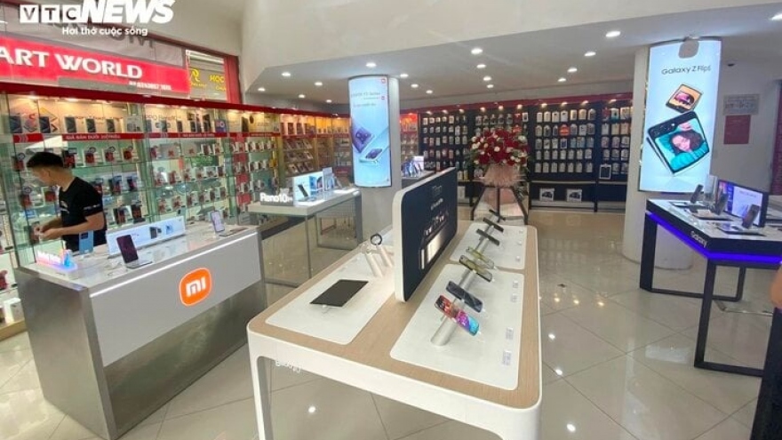 Hà Nội: Nhiều cửa hàng vắng hoe trong ngày đầu mở bán iPhone 15 ở Việt Nam