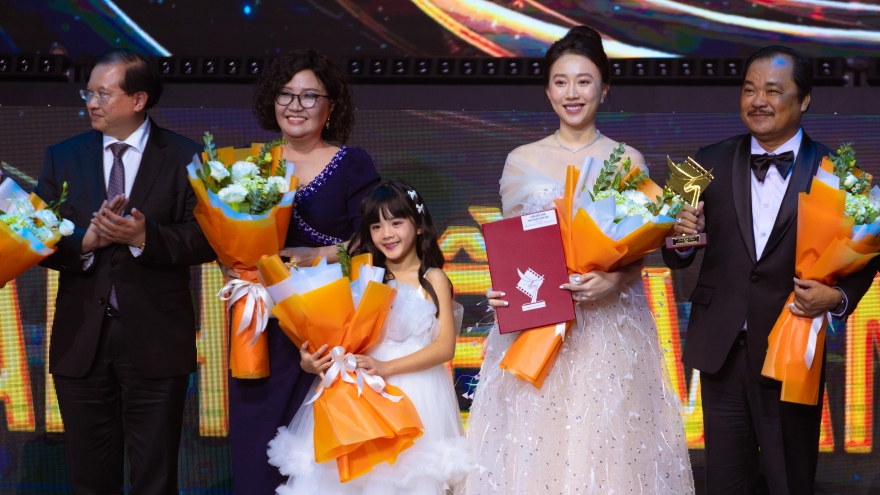 Huỳnh Hồng Loan hạnh phúc khi "Mẹ rơm" được vinh danh tại giải Cánh Diều Vàng