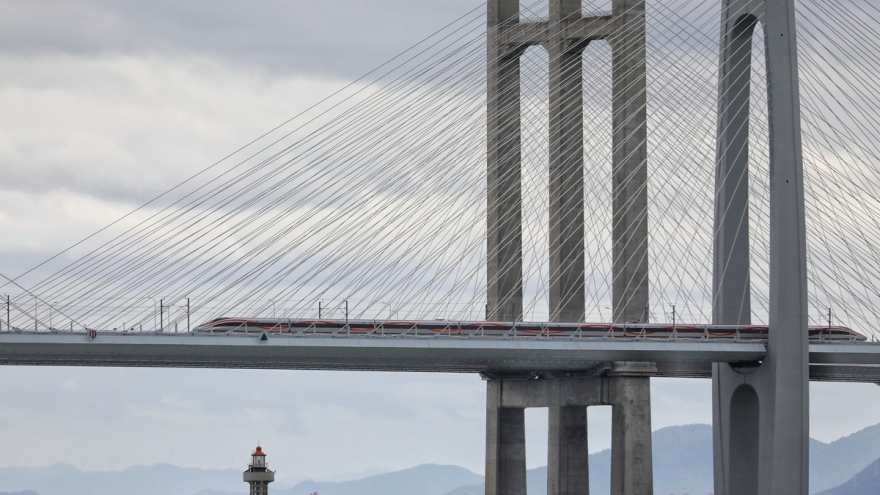 Trung Quốc khai trương tuyến đường sắt cao tốc vượt biển với tốc độ 350km/h