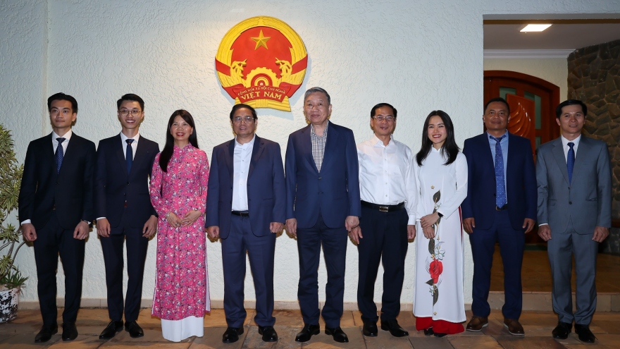 Thủ tướng thăm hỏi cán bộ, nhân viên Đại sứ quán Việt Nam tại Brazil
