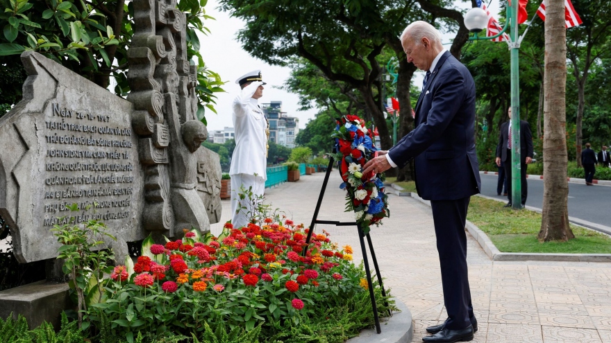 Tổng thống Joe Biden đặt vòng hoa tại phù điêu cố Thượng Nghị sĩ John McCain