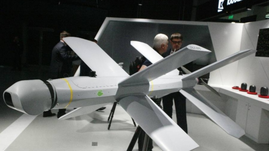 Khoảnh khắc UAV Lancet bổ nhào xuống pháo phản lực “Ma cà rồng” và phát nổ