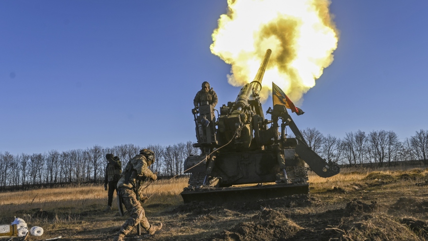 Ukraine tấn công nơi sản xuất tên lửa Nga, Moscow nã pháo kho đạn đối phương