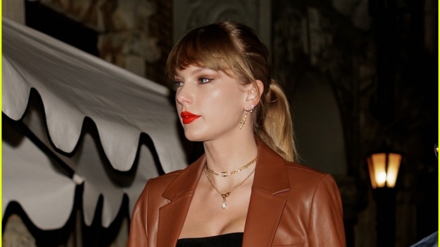 Taylor Swift xinh đẹp xuống phố hậu trở thành tỷ phú ở tuổi 33
