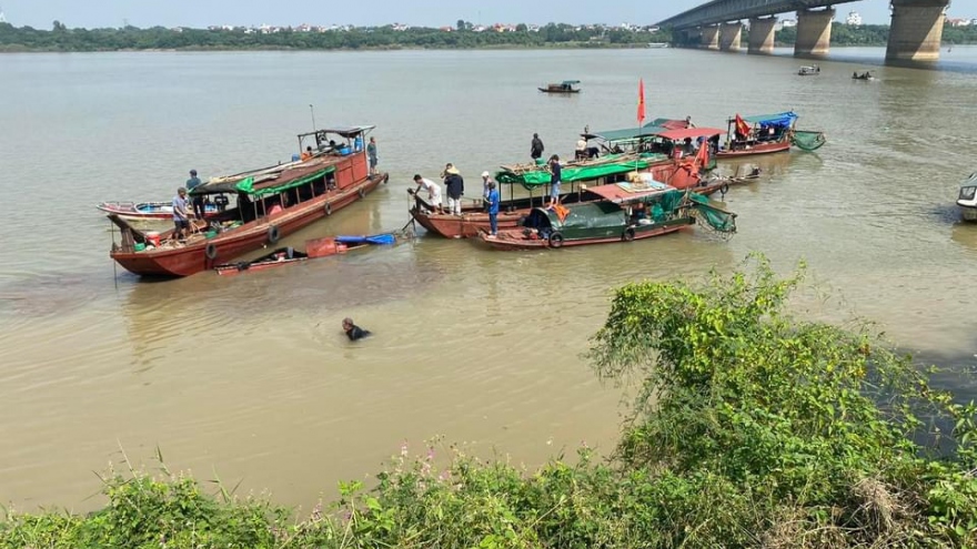 Xà lan đâm tàu cá trên sông Hồng, 1 người tử vong