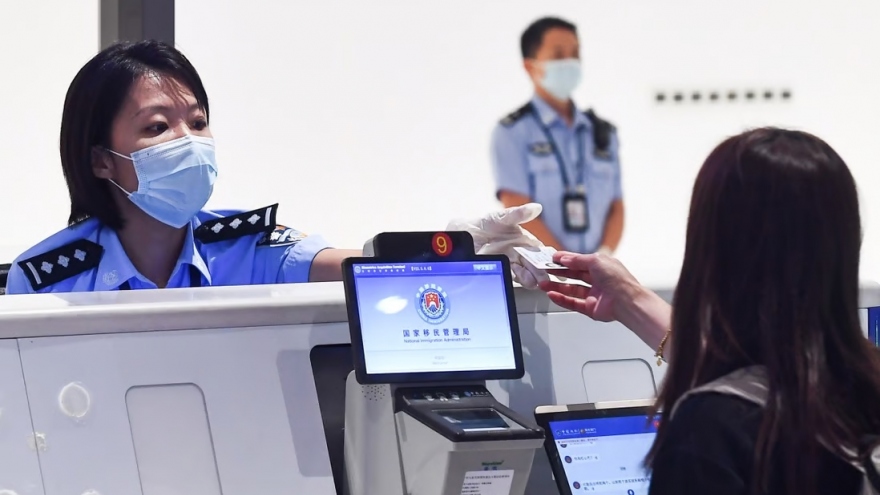 Trung Quốc hủy bỏ yêu cầu khai báo y tế khi xuất, nhập cảnh