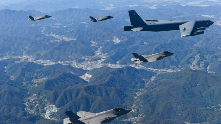Mỹ, Nhật, Hàn bắt đầu tập trận chung trên không với "pháo đài bay" B-52