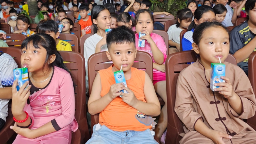 Sữa Cô Gái Hà Lan thắp sáng niềm vui Tết Trung thu cho trẻ em Bình Dương