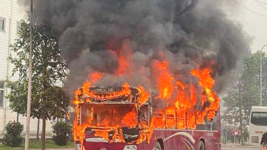 Cháy xe chở công nhân ở Khu công nghiệp Bắc Giang
