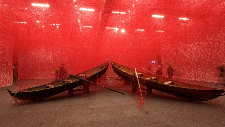 Mở cửa triển lãm sắp đặt "Thủy triều cảm xúc" của nghệ sĩ Chiharu Shiota