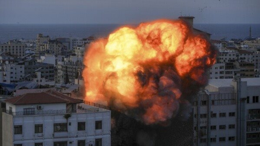 Israel đẩy mạnh không kích dải Gaza, pháo kích vào miền Nam Lebanon