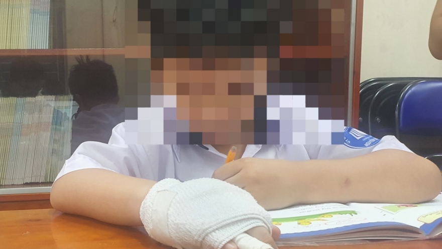 Xử lý nghiêm khắc cô giáo đánh gãy ngón tay học sinh