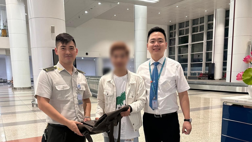 Hành khách vui mừng nhận lại ba lô có nhiều ngoại tệ ở sân bay Nội Bài