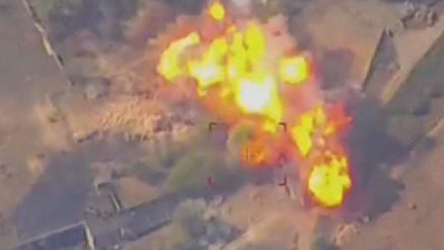 Khoảnh khắc bom lượn Nga lao thẳng vào cứ điểm của Ukraine và phát nổ