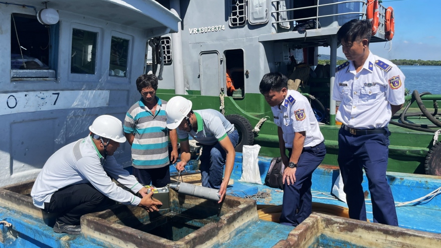 Cảnh sát biển liên tục bắt giữ tàu chở dầu không có giấy tờ hợp pháp