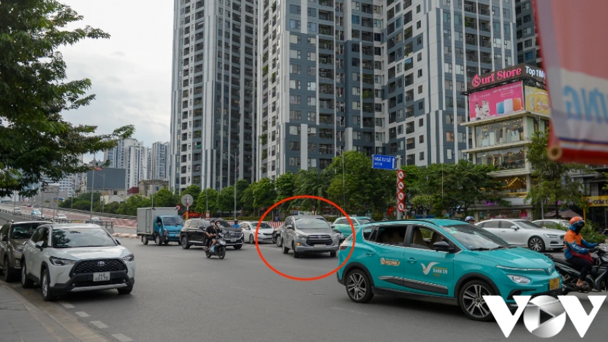 Hà Nội: Ô tô đi bát nháo tại điểm xuống từ Vành đai 2 vào KĐT Times City