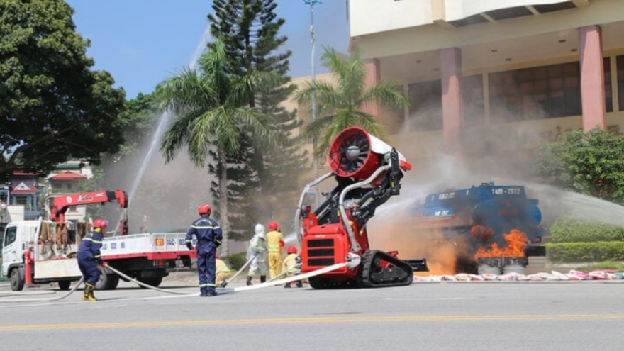 Trực thăng, robot cứu hỏa cùng hơn 2.000 người diễn tập chữa cháy