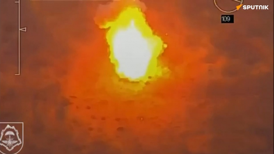 Khoảnh khắc lực lượng đổ bộ đường không Nga bắn cháy xe tăng Ukraine