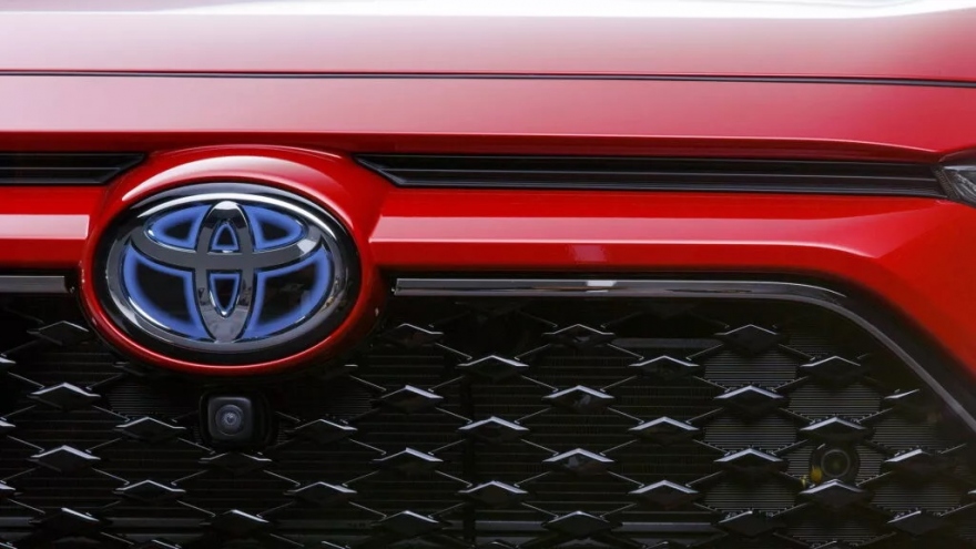 Toyota đổi dấu hiệu nhận biết dòng xe hybrid, bỏ logo quầng xanh