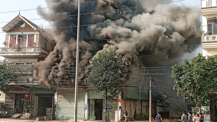 Cháy lớn thiêu rụi nhà xưởng sản xuất linh kiện điện tử ở Bắc Giang